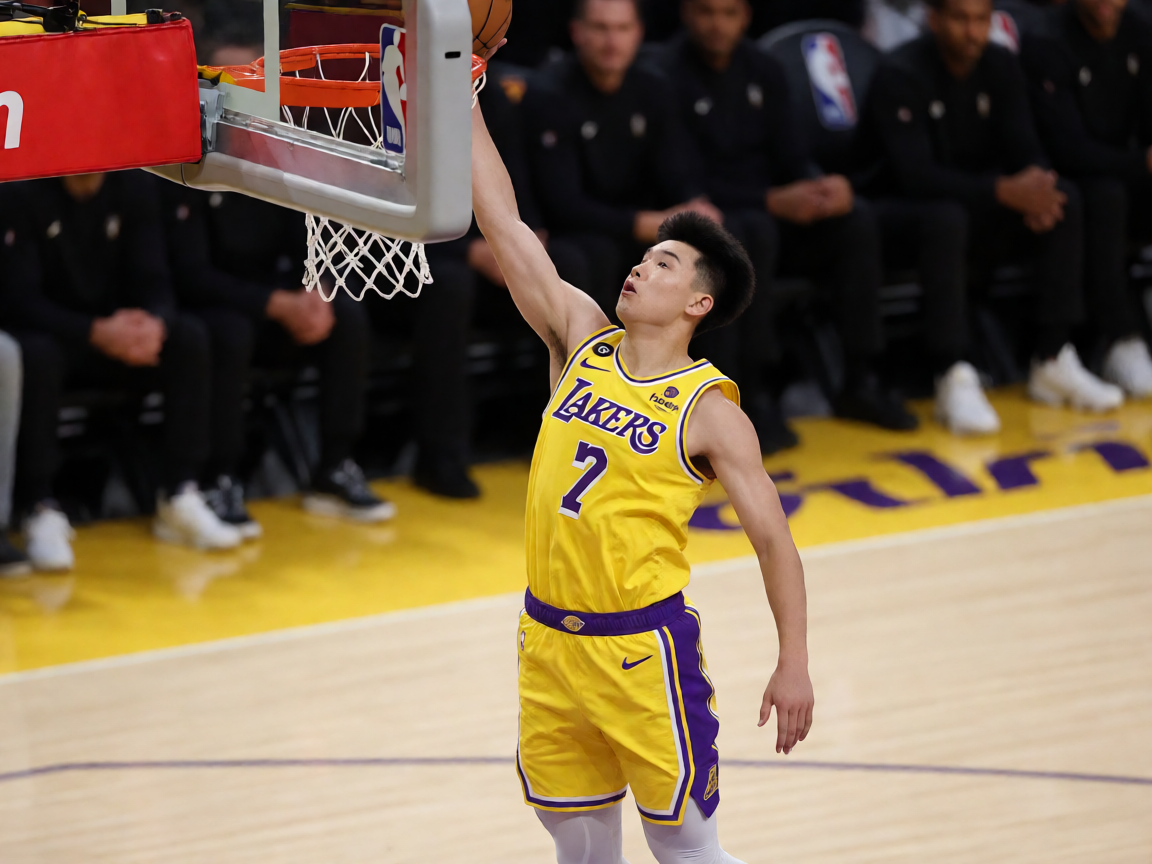 NBA比赛中球员精彩扣篮瞬间